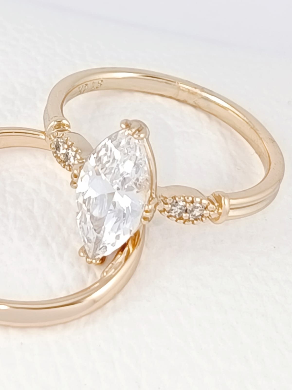 Anillo Dorado Marqués – “Elegancia Atemporal”