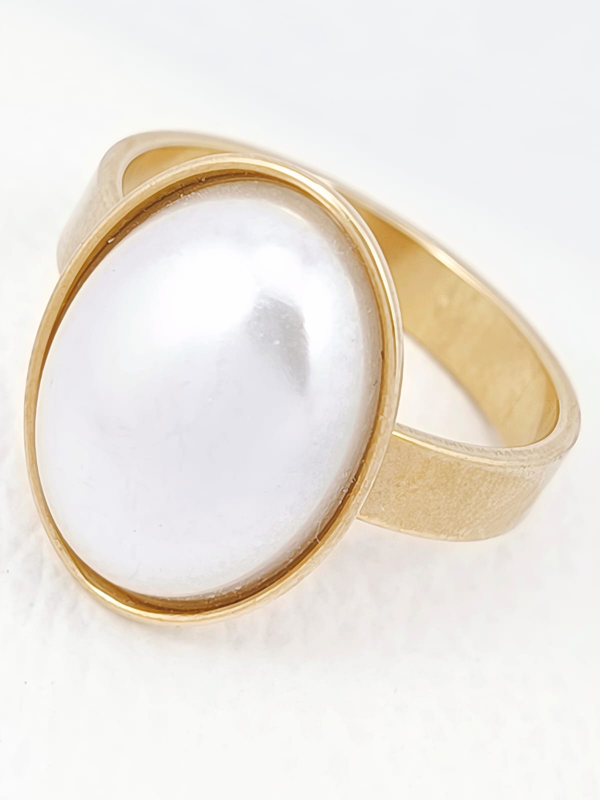 Anillo Dorado Cabujón Ovalado – “Lujo Sereno”