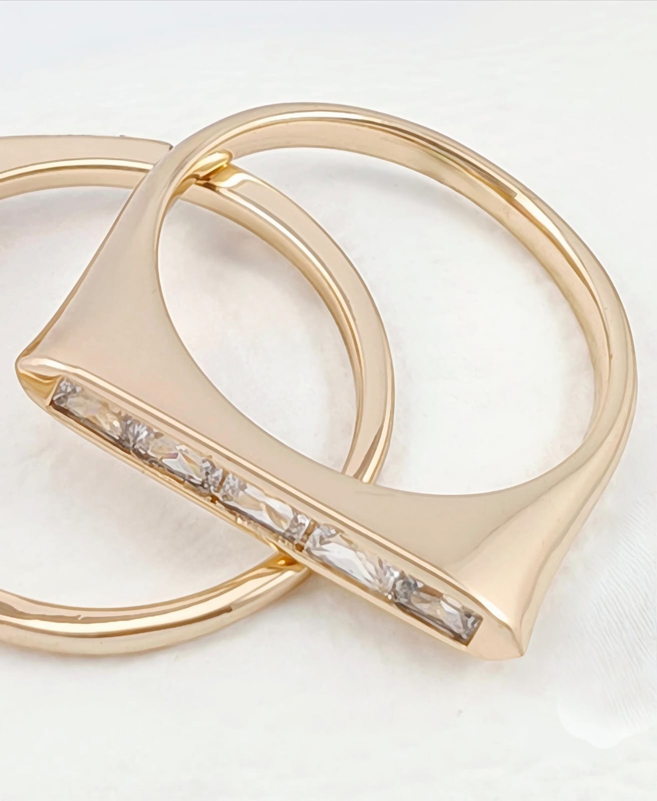 Anillo Dorado Corte Marqués Solitario – “Esplendor y Gracia”