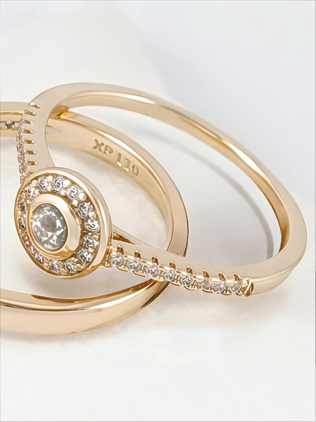 Anillo Dorado Sello Ovalado Moderno – “Lujo Minimalista”