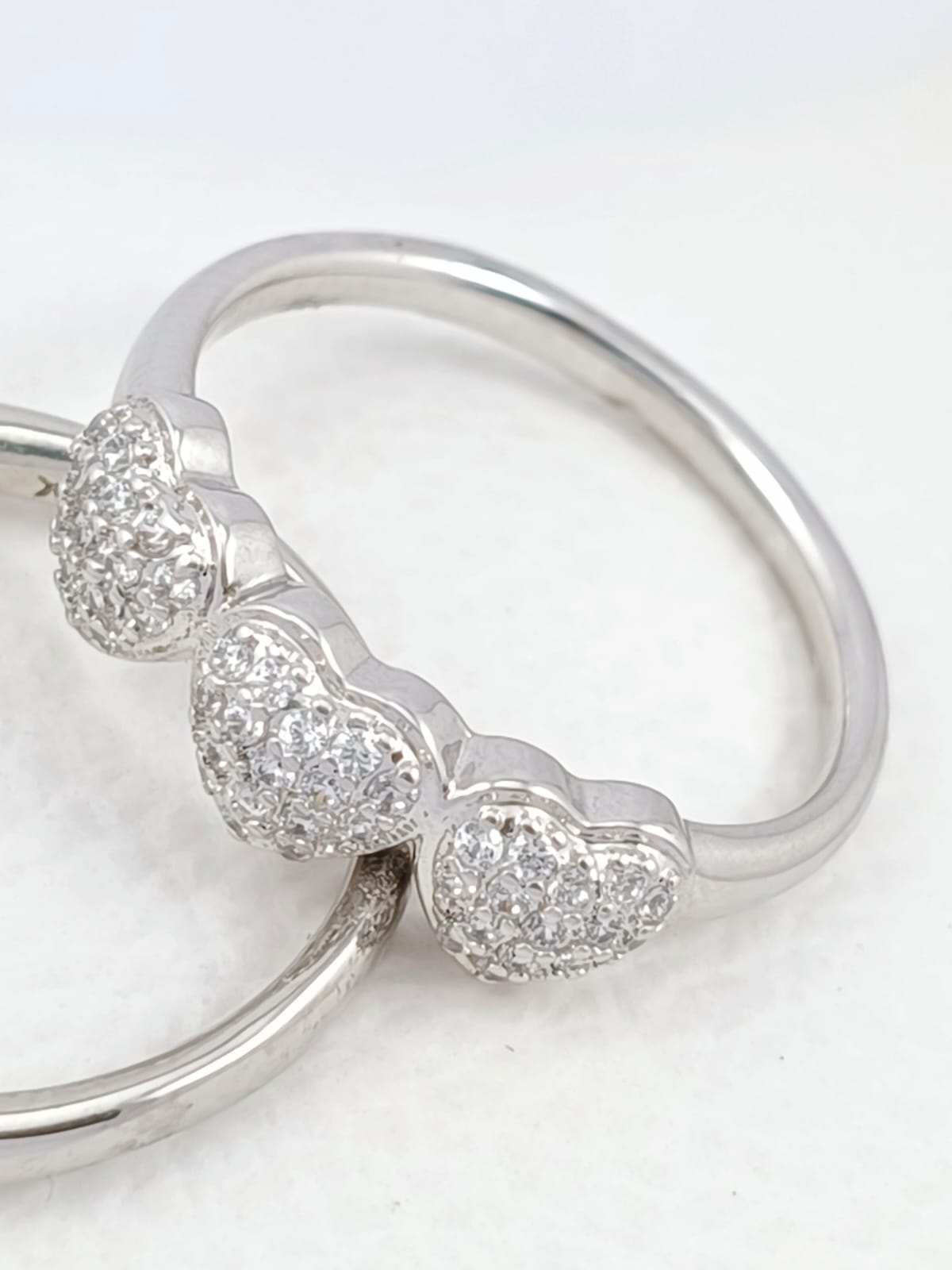 Anillo Plateado Tres Corazones – “Trilogía de Amor”